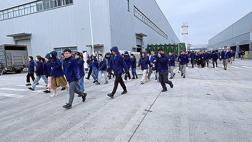 为进一步提升员工消防安全意识，普及消防安全常识，不断提高员工防火灭火能力和快速疏散逃生技能。2023年12月6日，深圳开沃工厂组织进行全员消防疏散演练，深圳公司常务副总许建东主持，深圳工厂全体员工参加。 本次消防演习紧紧围绕2023年消防安全月主题“预防为主，生命至上”，通过现场讲解学习消防器材使用、快速疏散逃生方法、灭火器实操灭火练习、案例警示教育、义务消防队模拟烟雾高压水枪灭火等多种方式，以贴近工厂、贴近生产、贴近实际的目的，教员工如何处置初期火灾、正确报警、自救逃生及日常用火注意事项等消防安全常识，切实增强了员工消防安全意识及火灾逃生自救和他救能力。