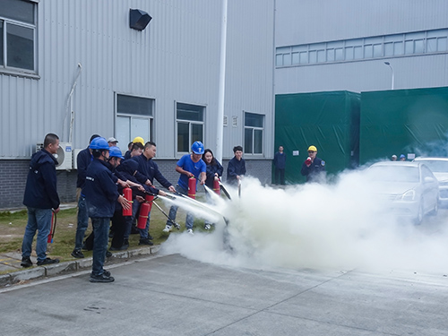 为进一步提升员工消防安全意识，普及消防安全常识，不断提高员工防火灭火能力和快速疏散逃生技能。2023年12月6日，深圳开沃工厂组织进行全员消防疏散演练，深圳公司常务副总许建东主持，深圳工厂全体员工参加。 本次消防演习紧紧围绕2023年消防安全月主题“预防为主，生命至上”，通过现场讲解学习消防器材使用、快速疏散逃生方法、灭火器实操灭火练习、案例警示教育、义务消防队模拟烟雾高压水枪灭火等多种方式，以贴近工厂、贴近生产、贴近实际的目的，教员工如何处置初期火灾、正确报警、自救逃生及日常用火注意事项等消防安全常识，切实增强了员工消防安全意识及火灾逃生自救和他救能力。