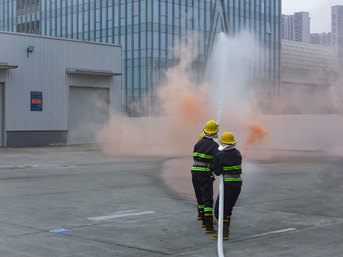 为进一步提升员工消防安全意识，普及消防安全常识，不断提高员工防火灭火能力和快速疏散逃生技能。2023年12月6日，深圳开沃工厂组织进行全员消防疏散演练，深圳公司常务副总许建东主持，深圳工厂全体员工参加。 本次消防演习紧紧围绕2023年消防安全月主题“预防为主，生命至上”，通过现场讲解学习消防器材使用、快速疏散逃生方法、灭火器实操灭火练习、案例警示教育、义务消防队模拟烟雾高压水枪灭火等多种方式，以贴近工厂、贴近生产、贴近实际的目的，教员工如何处置初期火灾、正确报警、自救逃生及日常用火注意事项等消防安全常识，切实增强了员工消防安全意识及火灾逃生自救和他救能力。